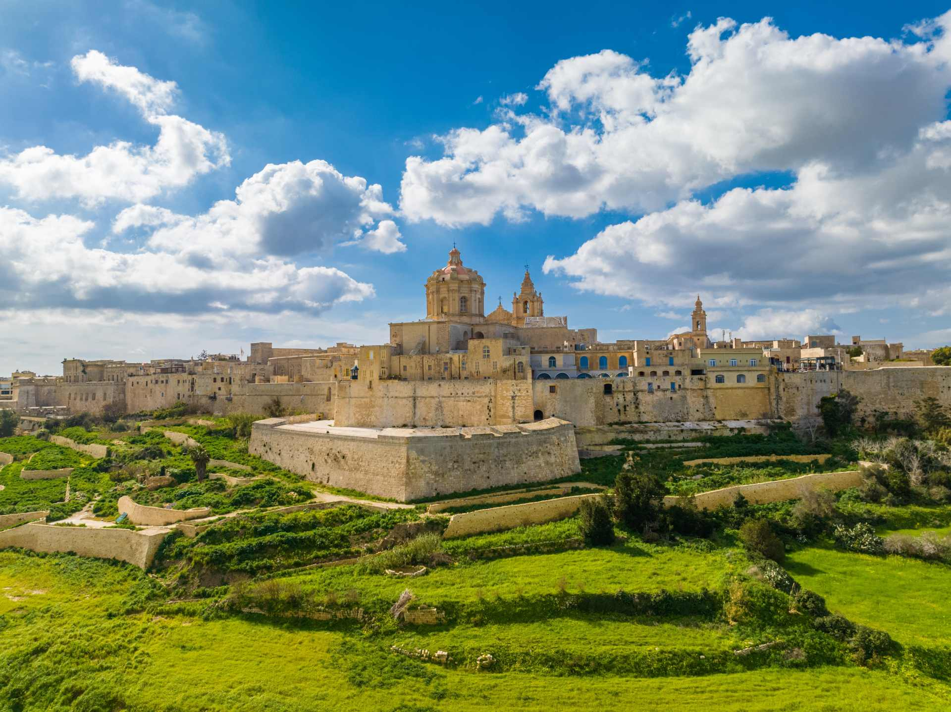 Flights Oslo to Malta | Sun & History | Secure Booking with Ready2Go.no